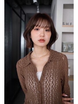 シア(SHEA gakugeidaigaku) 大人可愛い“くびれ×レイヤーボブ”に旬カラーをプラス