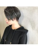 前髪長めショート＆暗髪透けるグレー！