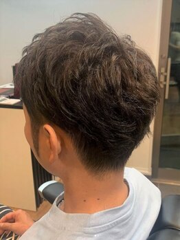 髪質や毛量・クセを見極めながらカット！圧倒的な人気のツーブロックやフェードカットで男らしさを演出。