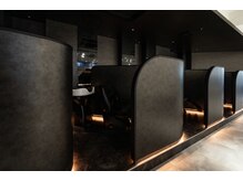 ビュートリアム 青山(BEAUTRIUM)の雰囲気（シャンプー台は黒を基調にしたリラックス頂けるプライベート空間）