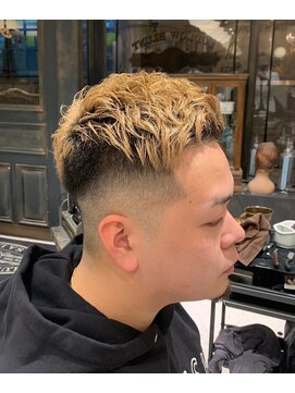 ルドローブラントオオサカ(LUDLOW BLUNT Osaka) 【LUDLOW BLUNT】スキンフェードカット金髪ショート大阪バーバー