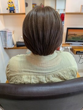 サロン ド アベニュー ショートボブ、グラボブ、流れるスタイル