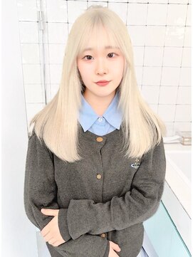 フウ(fuh) White blond/ハイトーン/20代/学生/ベージュ/ブリーチ