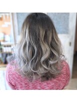 モアムー(Moremuu)&nbsp;短パン美容師★Makoto★ホワイトグラデーションカラー