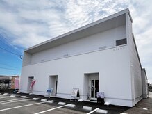 ミニマル(MINIMAL)の雰囲気（花ケ島町ディーラー街のセブンイレブン横白い建物が目印です！）