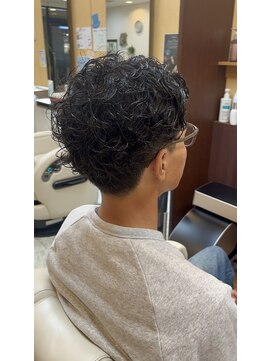 大人ヘア　メンズパーマ　刈り上げスタイル