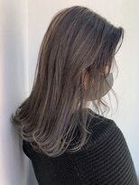 トロニー(TLONY)&nbsp;スタイリングで透け感たっぷりグレージュ　stylist/miaki