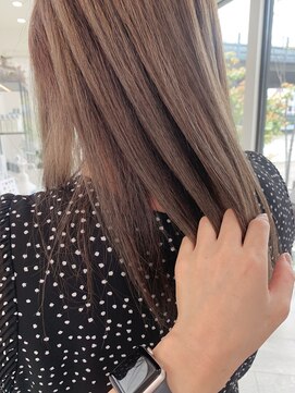 ケーオーエスピンク(K O S pink) ほんのりカーキのグレージュ