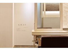 GRAS DESIGN & HAIR by HEADLIGHT 難波店【グラ デザイン アンド ヘアー】