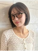 大人可愛い耳かけ小顔美髪ストレート暗髪切りっぱなしミニボブ