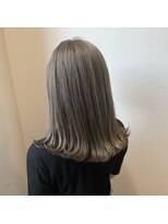 リアン(Lien)&nbsp;Line☆ ハイトーンミルクティーベージュ×外ハネ耳かけスタイル