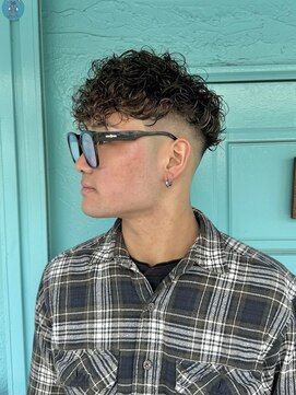 ラフテル ロマン(RAFTEL Roman) スキンフェードスパイラルスペインカールブロンドハイライト