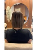 グレージュ×切っぱなしボブ｜艶と軽さをまとう上品ボブ