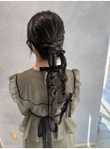 暗髪でも可愛いツイン編みおろしヘア