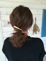 ヒマワリ(HIMAWARI)&nbsp;簡単ヘアアレンジ  波ウェーブ  一つ結び かわいい