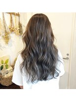 ヘアールーム グリン(Hair room GRin) スモーキーグレー　ブリーチ　バレイヤージュ　ダブルカラー