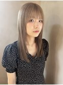 ミルクティーグレージュなストレートヘア