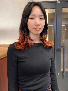 アトリエ(atelier.) ロングレイヤー　センターパート　オレンジ　グラデーション