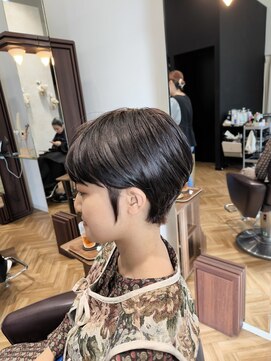 オラ ボーテ(Aura Beaute) 耳掛けショートマッシュルームブラントカット