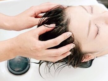 シャンゼ 新阪急ホテル店の写真/【ケラスターゼ使用◎】髪の健康は頭皮から＊お客様一人ひとりの髪や頭皮のお悩みに丁寧に寄り添います♪