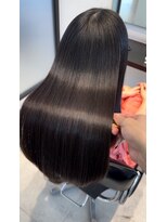 ニカ(NIKA) ツヤ感カラー × 髪質改善ロング