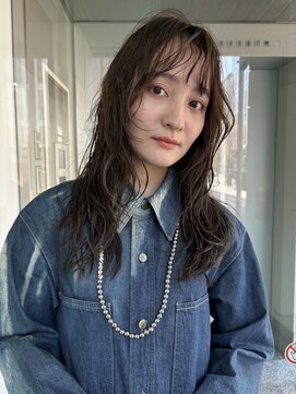 ユヌ(Une) kotaro オリーブベージュとゆるやかなパーマ