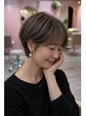 60代の白髪を明るく上品に｜丸みショート