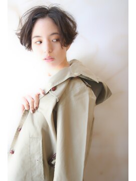 ブーケ(BOUQUET) センターパートひし形ショートヘアスタイル リアルパーマ