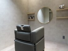 完全個室の施術スペース（シャンプー台付き）