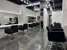 ゴートティエル(G.O.A.T TIEL)の雰囲気（店内は白とグレーで統一し1席ずつ間隔が広く、リラックス空間☆）
