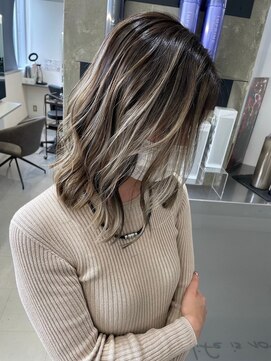 キング(K!ng) ハイライトカラーミルクティーベージュレイヤーカット