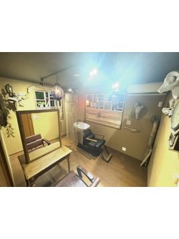 植物由来の成分や、オーガニックの商品を中心に髪や頭皮に優しい材料を使って自髪力を高めます。