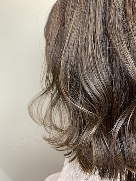 ヘアサロンM 新宿 デザインカラー/厚めバング/ローライト/スリークボブ