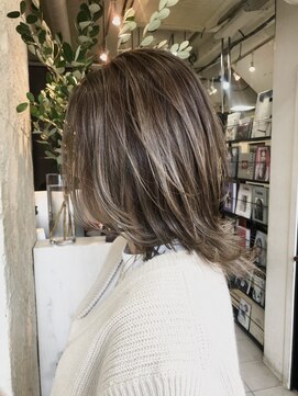 ペネロープ(Penelope) 新宿/外ハネ/ミディアムレイヤー/ハイライト/グレージュ