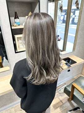 イメチェン/ホワイトブロンド/外ハネボブ/美髪/ワイドバング