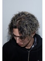 フレンズ(Friends)&nbsp;長崎佐世保メンズパーマ　ギャングスパイラル　金メッシュ