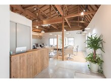 日常生活の喧騒から離れ、ゆったりと過ごしていただくためのナチュラルな店内 