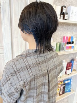 キャアリー(Caary) 福山市Caaryインナーカラー漆黒ブルーレイヤーウルフカット20代