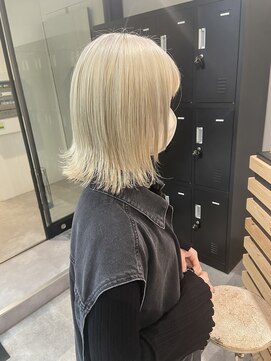 アイリー 名古屋(A/LEE) ホワイトブロンド