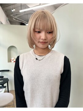 ユー(yew) ミニボブヘア×ブロンドベージュ×ブリーチカラー kaho