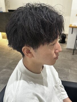 ヒュイル バイ ニアウ(Hwyl by Niau) メンズマッシュパーマニュアンスパーマスパイラルパーマ刈り上げ