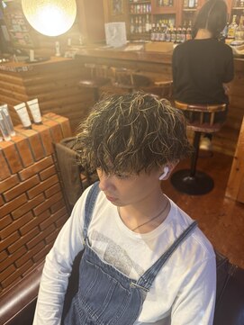 シリー 浦添店(SILLY) ツイストスパイラルパーマ／金髪メッシュ