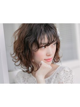 【洗練されたシルエットで魅せる、大人のショートカット】上質なデザインで、あなたらしい美しさを。