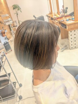 ストーリアエフ カミトザッカ(storia.f kami to zakka) 白髪ぼかしハイライトでカジュアルボブ