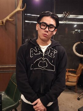 センターパートショート 前下がりのショートスタイル