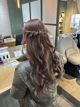キキ(kiki by KENJE) ねじりハーフヘアアレンジ