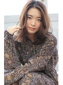 重軽でラフな抜け感のミディアムボブスタイル。