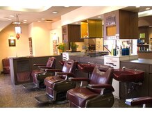 シシムーアフレームプラント sisimuoa×FRAMEPLANTの雰囲気（明るい雰囲気の1階はメンズの方のカットなどをさせて頂く理容室）