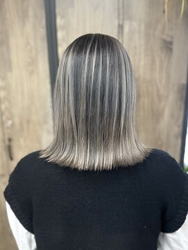 ヴィフ 大船(VIF) バレイヤージュ/グレーアッシュ/切りっぱなしボブ/大船駅/大船