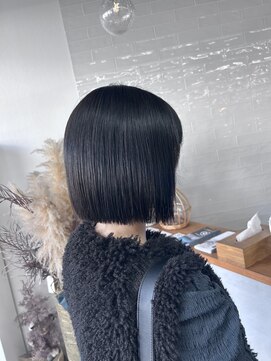 ソル(sol.) 暗髪とぱつっとボブでモードな雰囲気に